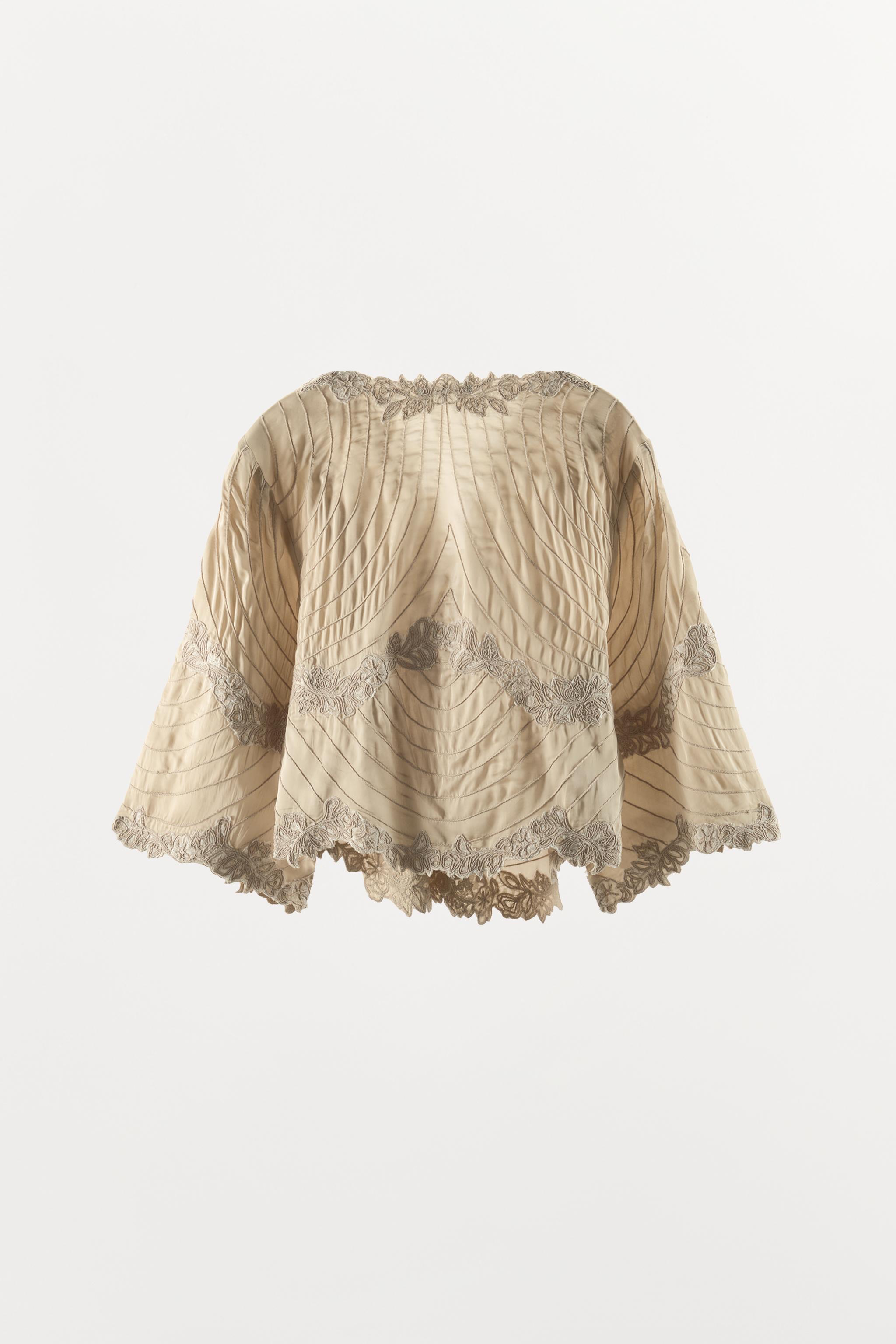 FLORAL EMBROIDERED SATIN EFFECT CAPE